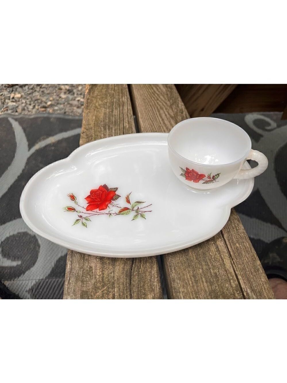 𝅺Tea cup and plate white milk glass red rose vintage 𝅺Tea cup and plate